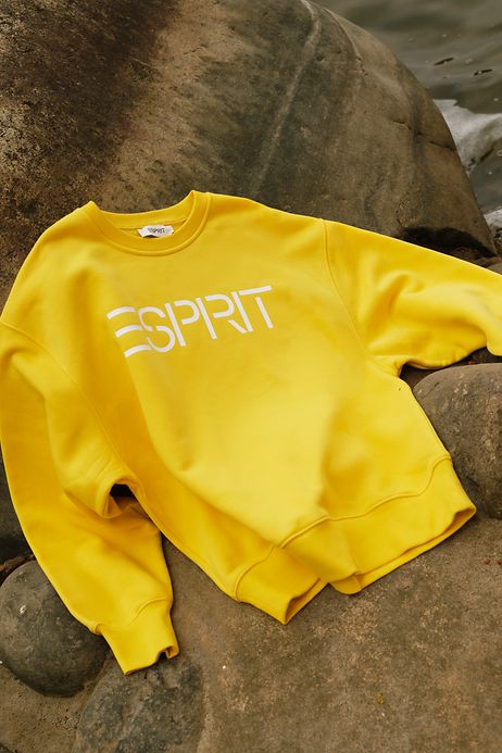 yellow-sweatshirt-r2